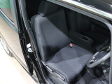 程よい硬さとホールド性が高いシートで長時間運転も快適です。