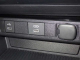 充電用USB端子付き。スマートフォンなどの充電に便利です。