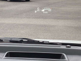 ヘッドアップディスプレイは運転者の目線上に必要な情報を映し出す装備です。視線移動を減らし、道路状況と運転に必要な情報を同時に確認することが出来ます。