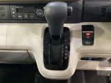 CVT車のセレクトレバーです。低速から高速まで、変速ショックのないスムーズな走りと、エンジン効率のよい領域を維持して燃費にも貢献します。サイドブレーキはスイッチ操作の電子制御パーキングブレーキです。