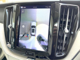 【360&deg;ビューカメラ】4台の高解像度カメラで360度の鳥瞰図を表示。隣の車や壁、死角にある障害物などを画面で確認できるため、狭いスペースでの駐車・出入りも安心です。