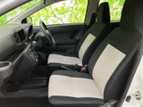 運転に集中できるシンプルなデザイン。ステアリングやシフトレバーなど、操作に必要なものが手の届く範囲に配置されています。