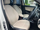 【運転席シート】人間工学に基づき形成した形状が長時間のドライブ疲労も軽減します。すべての走りを特別な出来事に変える様に設計されています。