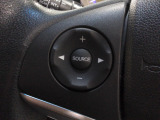 ハンドルにオーディオの操作スイッチが装備されています。視線を前方から外さずハンドルから手を離さずに操作できるのでとっても安全ですね。