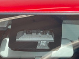 【スズキ セーフティサポート】走行中に前方の車両等を認識し、衝突しそうな時は警報とブレーキで衝突回避と被害軽減をアシスト。より安全にドライブをお楽しみいただけます。