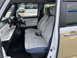 運転しやすい運転席周りのデザインは、機能性と快適性を両立。スムーズな操作性を実現し、安全運転をサポートします。