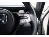 Hondaセンシングの機能のひとつ、アダプティブクルーズコントロール付!アクセルから足を離しても設定したスピードと前車との車間を保ち走行してくれます!車線維持もアシスト☆高速道路で疲労軽減ですね☆