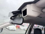 【アイサイト】前方の車両等を検知し、衝突しそうな時は警報で注意を促し、ブレーキを踏む力をサポート。ブレーキを踏めなかった場合は衝突被害軽減ブレーキが作動、衝突回避をサポートします。
