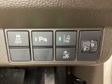 ハンドルの右側にはヘットライトリベライザーとHondaセンシング用のメインスイッチがついています。ヘッドライトリベライザーは道路状況や積荷の加重に応じてライトの高さを調節できます。