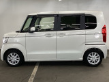 狭い駐車場でも、スライドドアならチャイルドシートへのお子さまの乗降や荷物の積載もスムーズ。とても便利な【助手席側。電動スライドドア】ドアハンドを少し引くだけでリアドアが自動開閉します。