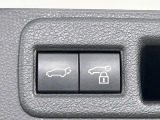 【パワーバックドア】スマートキーや運転席のボタンを押すだけでリアゲートが自動で開閉します!荷物を持っている時や、高い位置にあるバックドアを閉める際に便利な機能です♪