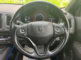 握りやすいステアリングは、操作性も抜群。快適なドライビングをサポートし、長距離運転でも疲れにくい設計です。