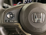 ステアリングスイッチがついていますので、オーディオのチャンネル変更、ボリューム、ジャンル変更が操作可能です。ハンドルから手を離さず安全に操作できます。