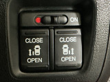 【両側パワースライドドア】両側がパワースライドドアになっており、運転席のスイッチやスマートキーでも開閉が可能です!開口部も広いので乗り降りも楽々♪