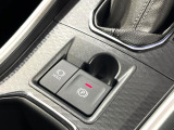 【電動パーキングブレーキ】パーキングブレーキは便利な電動式!ボタン一つで操作でき、アクセルを踏めば自動で解除されます♪レバーやペダルが無いので運転席廻りもすっきりしますね♪