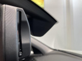 【ルームミラー一体型ETC】BMWといえばルームミラー一体型のETC。ドライバーから差し込めるかたちになっておりますので、差し忘れの際も慌てずにご利用いただけます。