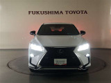F SPORTはメッシュ形状のスピンドルグリル!切り返し位置を高く置き、薄くシャープなアッパー部分と分厚く堂々としたロア部分の対比が、鋭さと力強さを兼ねそろえたフロントフェイスを表現しています!