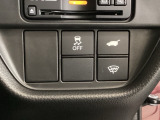 ハンドルの右下にHondaセンシング用のVSA解除スイッチとパワーテールゲートスイッチがついています。パワーテールゲートスイッチは車内からでもテールゲートの開け閉めを電動でできます。