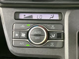 快適な車内空間を保つエアコン操作部。温度や風量を調整し、ドライバーと乗員に快適な環境を提供します。使いやすさを重視した設計です。