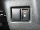 シートヒーターは、シートに内蔵された電熱線で座面を温める装備です。エアコンと違って、すぐに温まり、乾燥しにくいのが特徴です。個別にON/OFFできるので、搭乗者の好みに合わせられます。