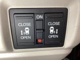 リアドアは乗り降りに便利な両側電動スライドドアです。また運転席に座っていながらスイッチ操作で自在にスライドドアを開け閉めできます。
