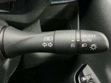 【オートライト】車のセンサーが周囲の明るさを感知し、自動でヘッドライトを点灯・消灯する機能です。この機能は夕暮れ時の交通事故が多い時間帯の安全性を高めてくれます。