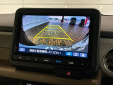 リバースギアに入れるだけで後方の表示へ切り替わります。夜間や雨の日の駐車も楽になりますよ。