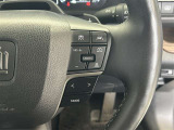 前方の車との車間を設定し、スピードを上げたり緩めたりを自動で行ってくれる追尾式の「レーダークルーズ」。上級装備の一つです!高級車にしかつかない嬉しい機能です。