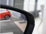 【ブラインドスポットモニター】車線変更時の側方確認をサポートします。斜め後方から接近するクルマを、ドアミラー内の警告灯でお知らせします。
