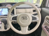 インテリアに合わせたデザインのステアリングは、運転される方のことも考え、運転しやすい形状、大きさです。是非一度、実際に触ってお確かめください。