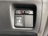 左側に電動スライドドアを装備。ワンタッチで開閉できるため、荷物の積み降ろしやお子さまの乗り降りがスムーズです。