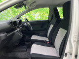 運転席からの視界は広く、運転操作もスムーズに行えます。シンプルで機能的なデザインが、運転に集中できる環境を提供します。