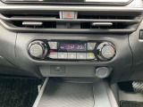 「オートエアコン」付き一年中快適な室内を提供!車内温度を設定すると、風量を自動で調節してくれます。さらに前席シートヒーター、USBソケットつき(^^)/