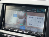 見やすい大型ディスプレイで、ドライブ中のエンターテイメントが充実。ラジオやCD、Bluetooth接続で音楽も楽しめます。操作も直感的に行えます。