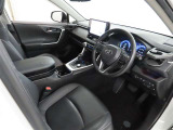 シンプルで使いやすいデザインの運転席です。