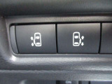 両側電動オートスライドドア付き!!運転席のスイッチでも開閉可能です♪重い荷物を持っている時や、雨の日に重宝します。小さいお子様がいても巻き込み防止機能や手動のみに切替も出来ますので安心です。