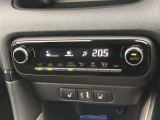 オートエアコンは温度を設定するだけで、自動で風量などを設定してくれます。運転しながら操作も必要ないので、安全性も向上します。