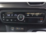 プラズマクラスター技術搭載フルオートエアコンを装備。車内の温度設定だけでなく空気清浄や脱臭などの効果を発揮して車内は快適空間♪