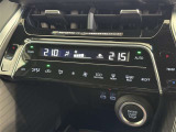 左右独立温度コントロールフルオートエアコンです。運転席、助手席それぞれで独立して温度設定ができます。冷え性の方が乗っても安心ですね♪