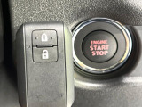 【キーレススタートシステム】カバンやポケットに入れたままでもドアの施錠・解錠が可能なスマートキーを装備。エンジンのオン・オフ時もカギを取り出す必要が無いからとっても便利です♪