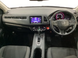車内は光触媒抗菌消臭施工済です。スタイリッシュなデザインでスポーティなインパネ周りを演出します。グローブボックスやカップホルダーのほかにトレーなどたくさんの収納スペースが付いています。