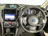 【ハンドル】運転にかかわる様々な操作を安全に行えるように視点移動が少なく操作性に配慮されたスイッチ類が凝縮されたコックピットです。