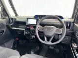 運転席まわりです。 各操作スイッチは使いやすい位置に配置されてます。