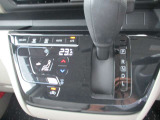 ★オートエアコン★温度設定だけで車がいつも快適に自動調整します♪風量や吹き出し口も自動で行われます。もちろんお好みの設定にも調整可能です♪