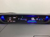 デジタル表示のスピードメーターとタコメーターを大きく配した見やすいメーター部になっています。左側のインフォメーション画面でオドメーターや燃費などの情報を確認できます。
