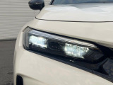 【LEDヘッドライト】悪天候や夜間走行時も良好な視界を確保し安心して運転できる高輝度LEDヘッドライトを装備!点灯速度が早く、消費電力も抑えられています。