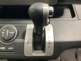 CVT車のセレクトレバーです。低速から高速まで、変速ショックのないスムーズな走りを実現するとともに、エンジン効率のよい領域を維持することで燃費にも貢献します。