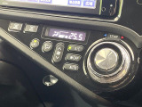 【オートエアコン】一度お好みの温度に設定すれば、車内の温度を検知し風量や温度を自動で調整。暑い&hellip;寒い&hellip;と何度もスイッチ操作をする必要はありません。快適な車内空間には必須の機能ですね♪