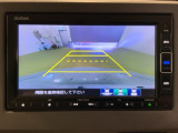 リバースギアに入れるだけで後方の表示へ切り替わります。夜間や雨の日の駐車も楽になりますよ。