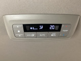 ルーフ中央にエアコン操作パネルがついていますので、2列目・3列目にお乗りの方も快適に過ごせます。